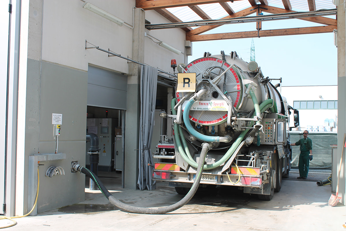 Scarico mezzo presso impianto di trattamento rifiuti https://astraecologia.com/wp-content/webpc-passthru.php?src=https://astraecologia.com/wp-content/uploads/2024/07/Scarico-mezzo-presso-impianto-di-trattamento-rifiuti.jpg&nocache=1